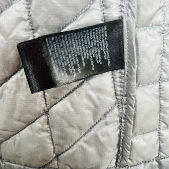 The North Face Women's Silver Quilted Puffer Jacket - Picture 8 of 8